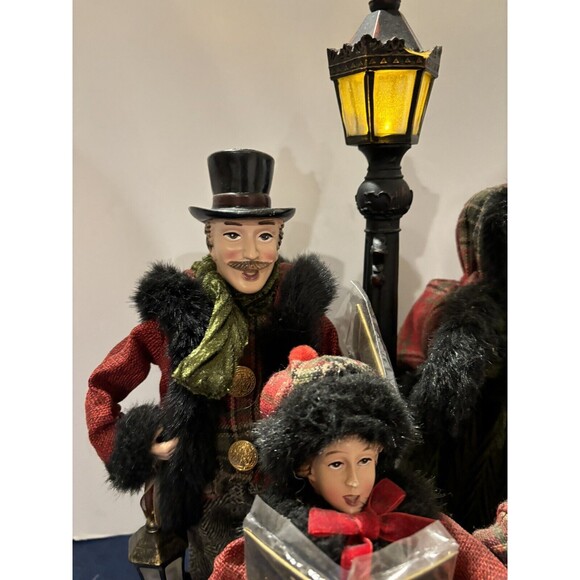 Valerie Parr Hill QVC Dickens Carolers Christmas Family Lamp Post & Base 2013 - Picture 7 of 16
